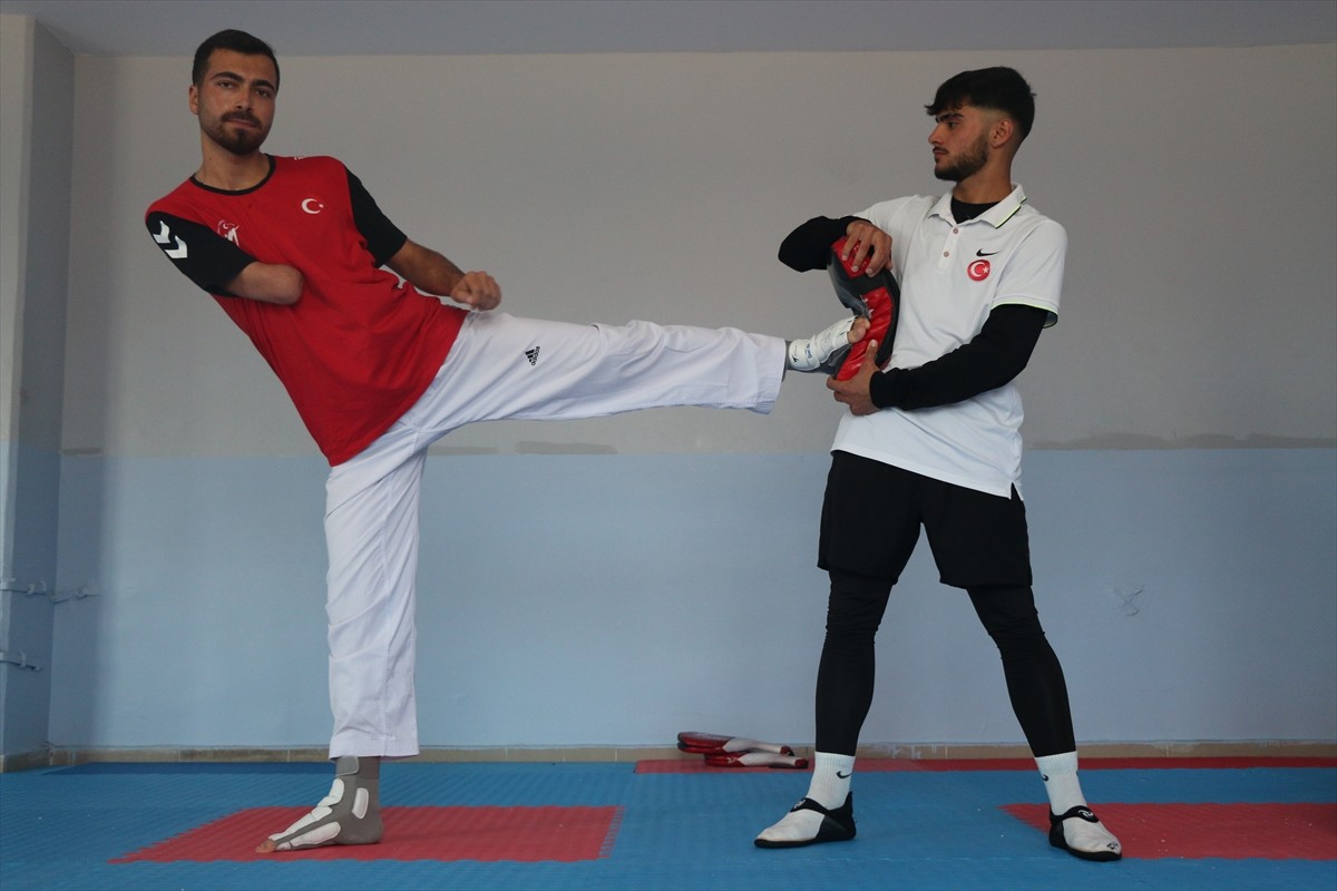 Fiziksel engelli milli tekvandocu Osman Ertürk (solda), 21-28 Temmuz tarihlerinde İstanbul'da...