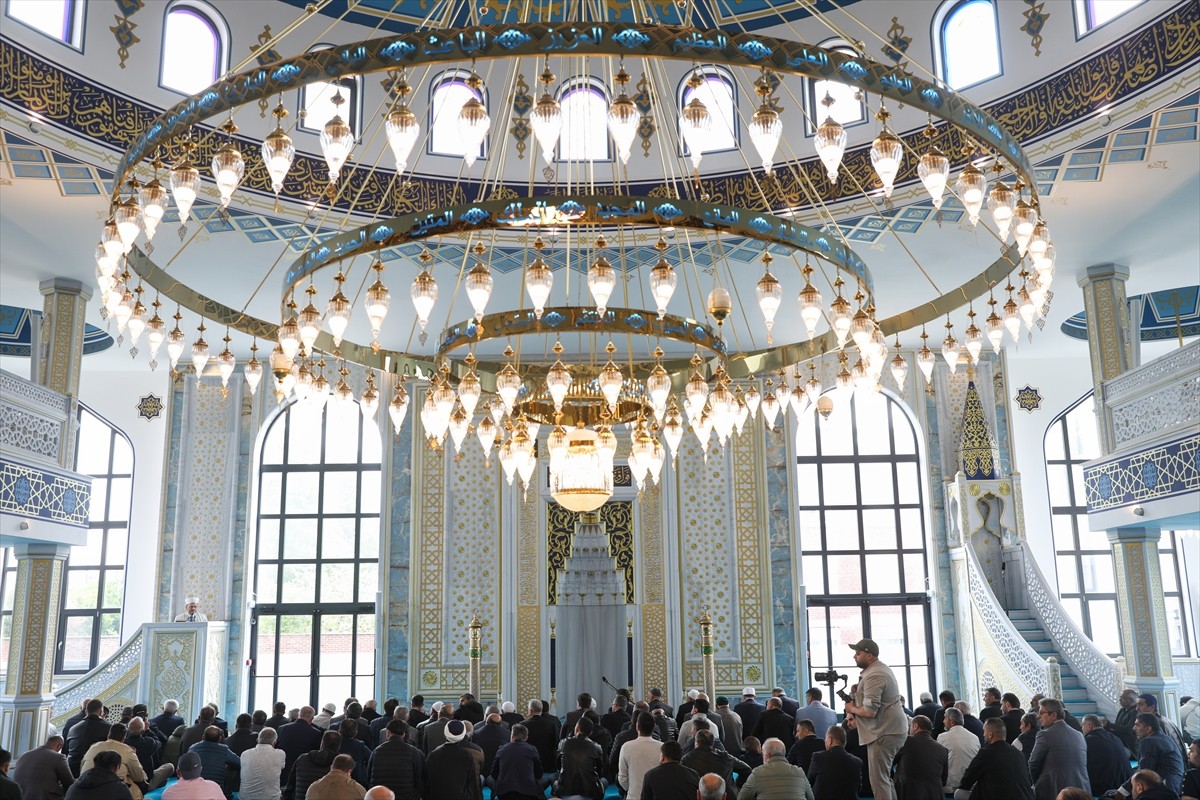 Fransa'nın kuzeyindeki Roubaix kentinde 3 bin kişilik ibadet alanı bulunan ve yapımı yaklaşık 12...