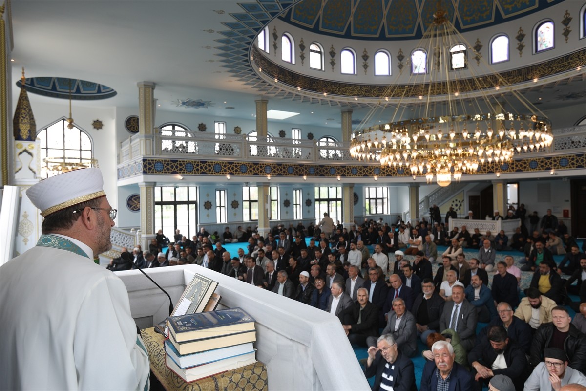 Fransa'nın kuzeyindeki Roubaix kentinde 3 bin kişilik ibadet alanı bulunan ve yapımı yaklaşık 12...