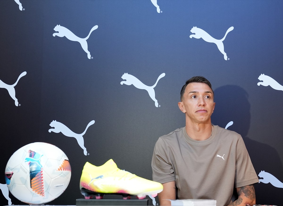 Galatasaray'ın Uruguaylı file bekçisi Fernando Muslera, sarı-kırmızılı taraftarlarla İstinye...