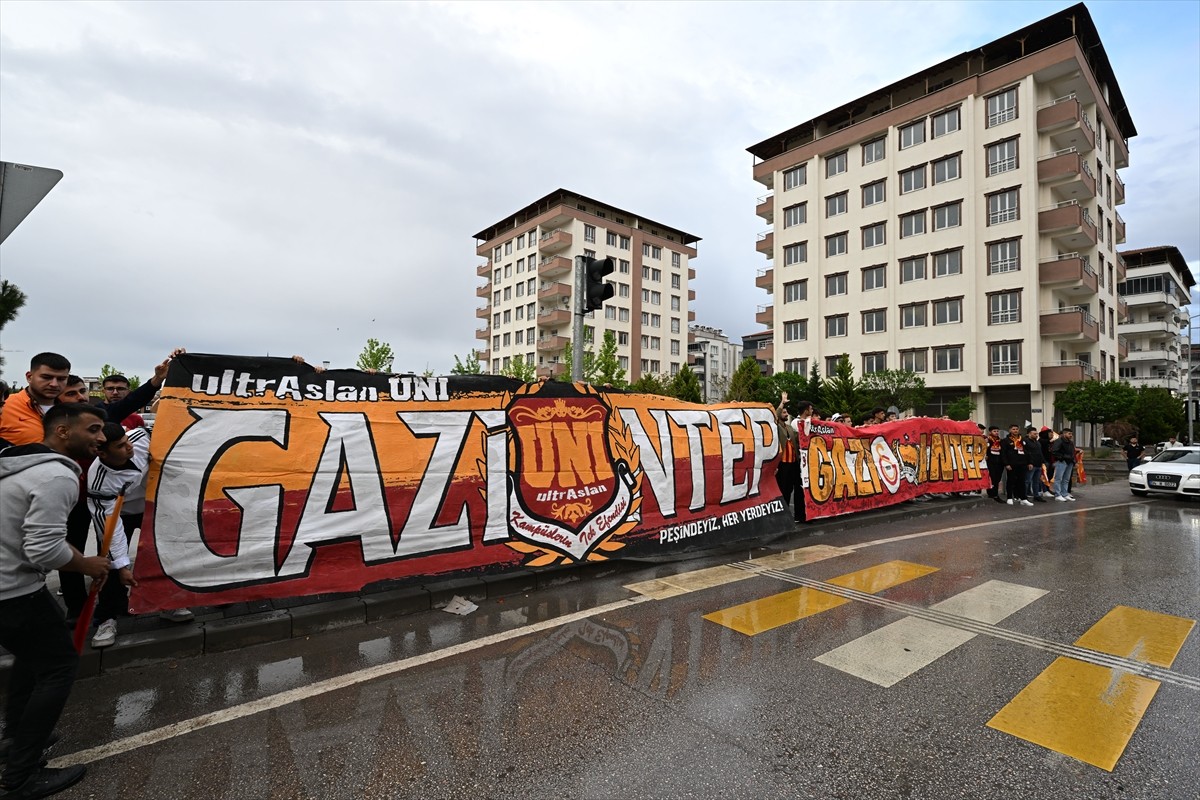 Galatasaray, Ziraat Türkiye Kupası finalinde yarın Trabzonspor ile yapacağı maç için Gaziantep'e...
