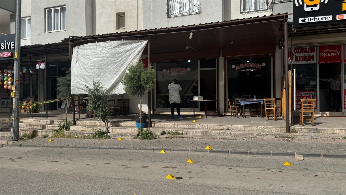 Gaziantep'te silahlı saldırıya uğrayan genç yaşamını yitirdi. Polis ekipleri olay yerinde...