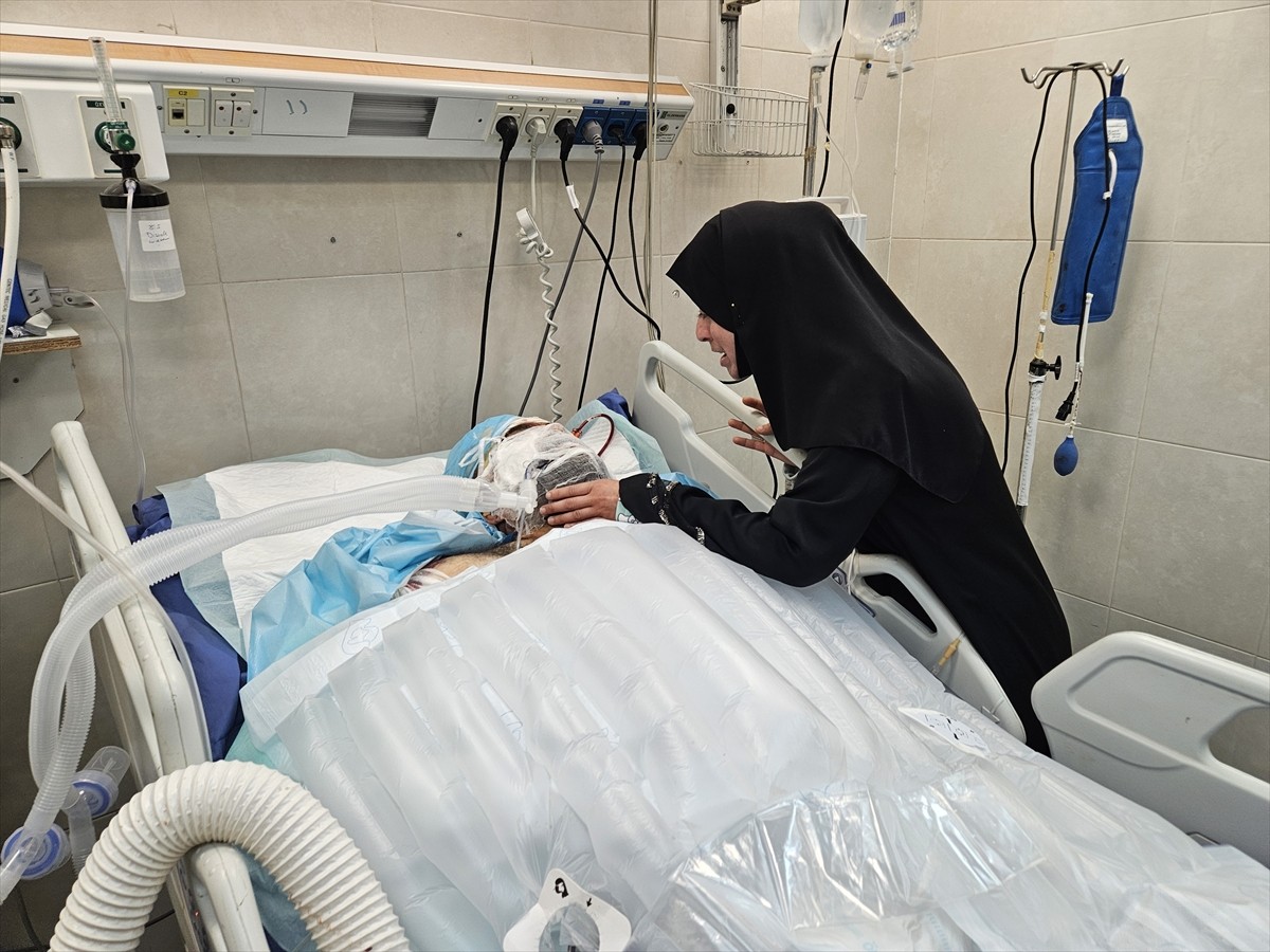 Gazze Şeridi'nin güneyindeki Han Yunus kentinde bulunan Nasır Hastanesi'nde çalışan Filistinli...