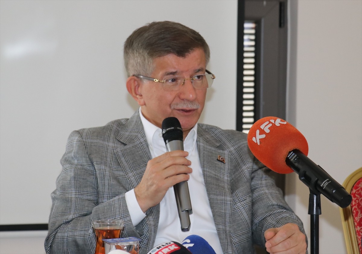 Gelecek Partisi Genel Başkanı Ahmet Davutoğlu, Isparta'da bir otelde basın toplantısı...
