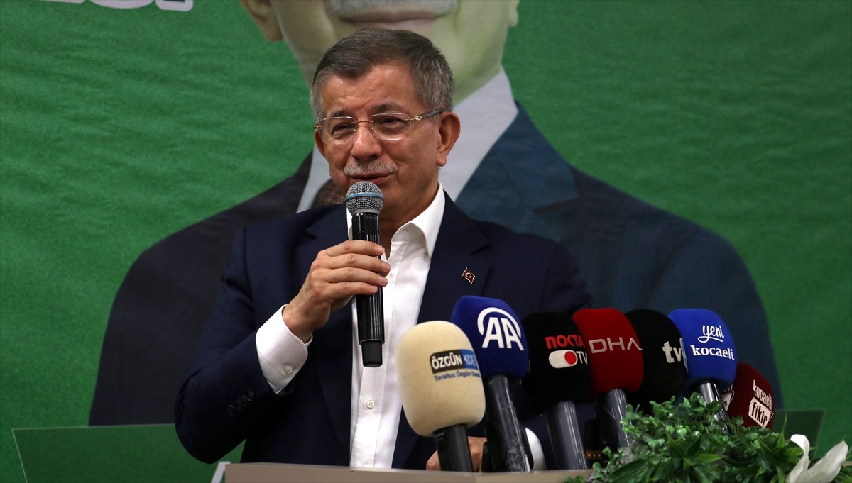 Gelecek Partisi Genel Başkanı Davutoğlu, partisinin İl Başkanlığı tarafından Anneler Günü...