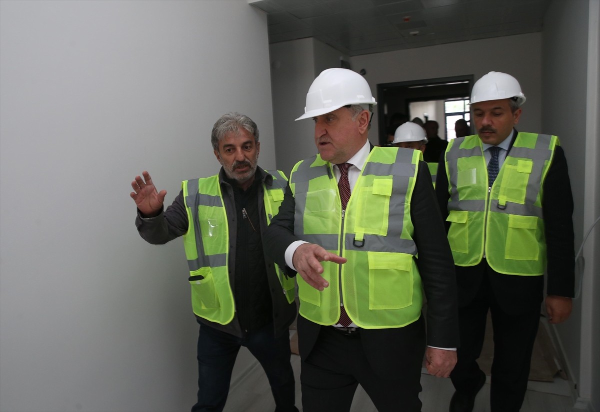 Gençlik ve Spor Bakanı Osman Aşkın Bak (ortada), Rize'de yapımı süren iki öğrenci yurdu inşaatında...