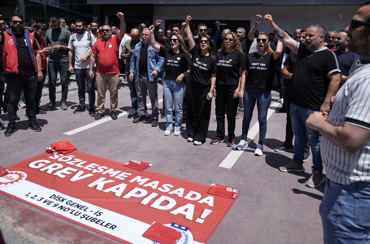 Genel-İş Sendikası İzmir 1, 2, 3 ve 9 No.lu şubelerin yetkilileri, İzmir Büyükşehir Belediyesi ile...