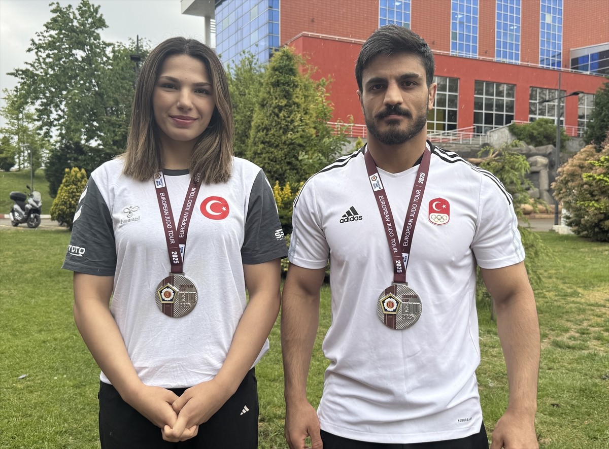 Gürcistan'da düzenlenen Büyükler Avrupa Kupası'nda gümüş madalya kazanan milli judocular Ejder...