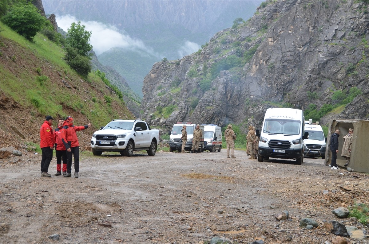 Hakkari'nin Yüksekova ilçesinde Avaşin Deresi'nde kaybolan genci arama çalışmaları devam ediyor....