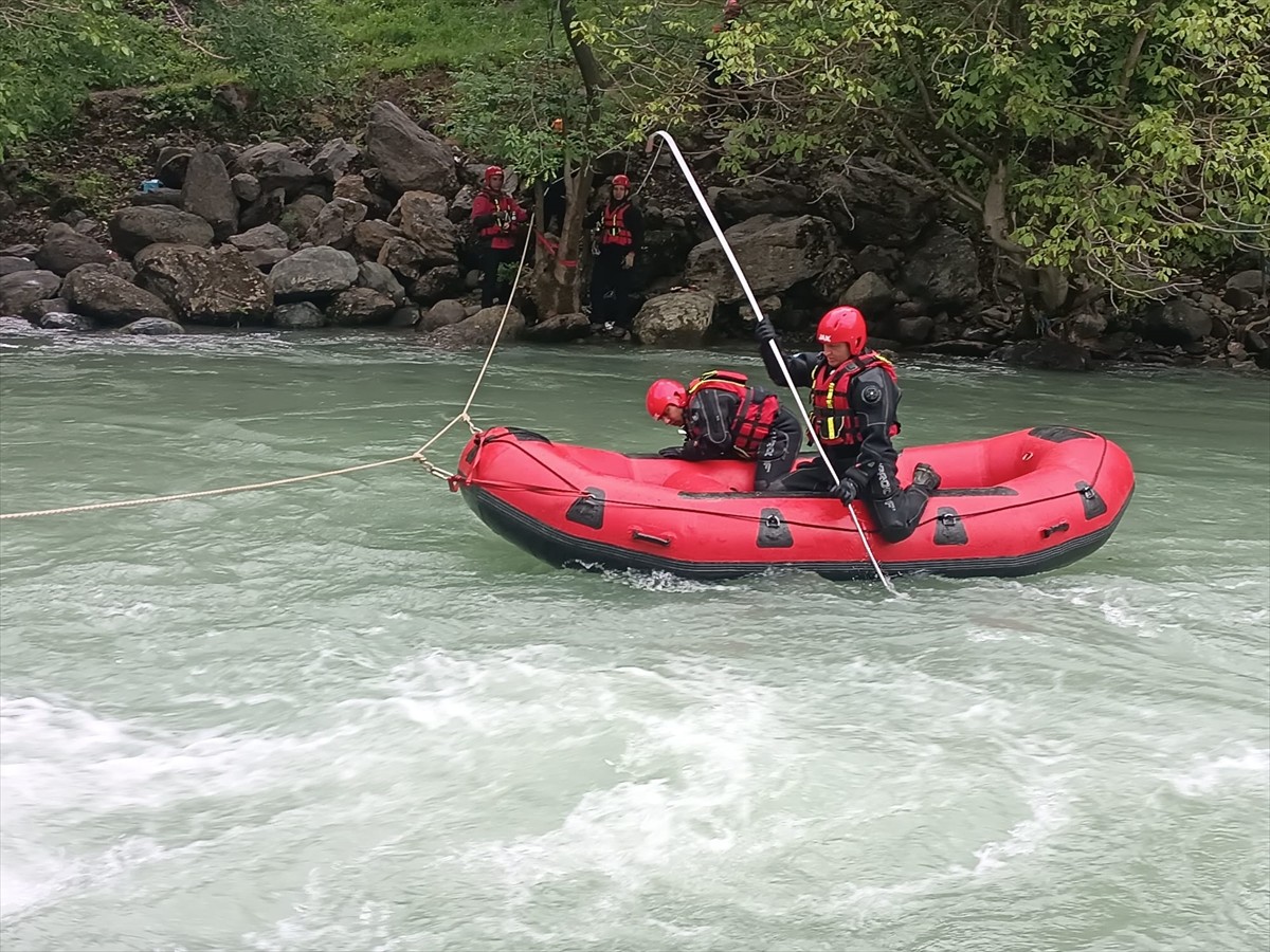Hakkari'nin Yüksekova ilçesinde Avaşin Deresi'nde kaybolan genci arama çalışmaları devam ediyor....