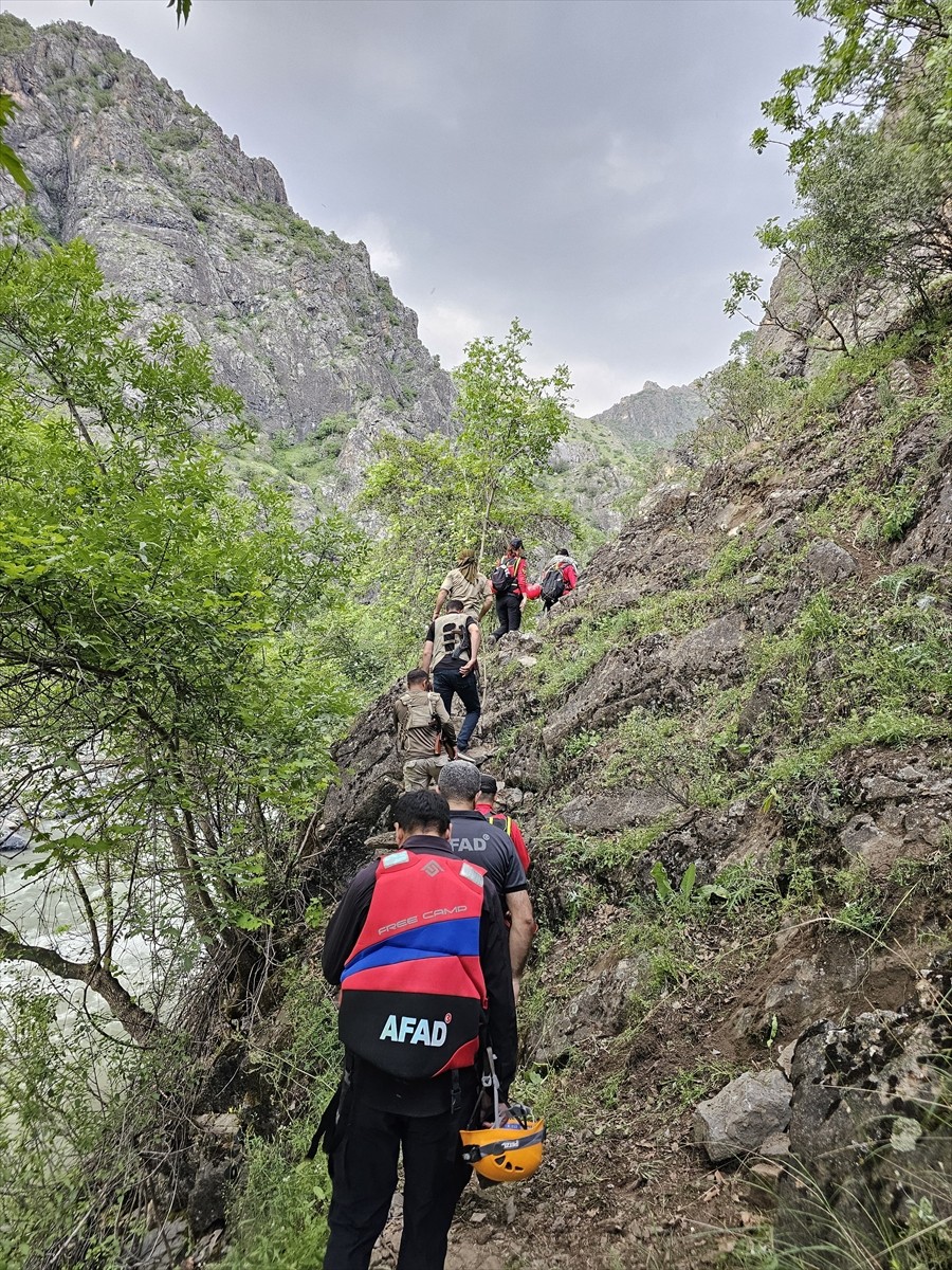 Hakkari'nin Yüksekova ilçesinde Avaşin Deresi'nde kaybolan gencin bulunması için bölgeye...