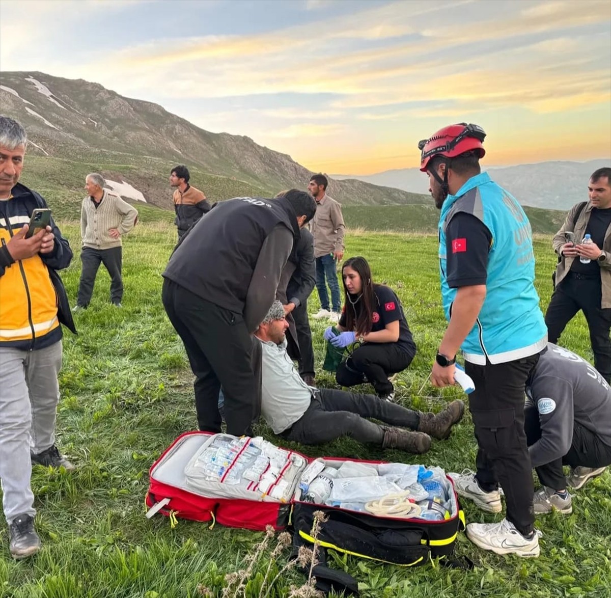 Hakkari'nin Yüksekova ilçesinde yaylada ot topladığı sırada rahatsızlanan kişi, ekipler tarafından...
