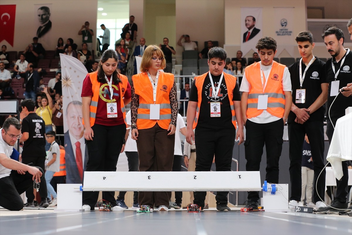Hatay'da, İl Milli Eğitim Müdürlüğünce düzenlenen "Hataybot Robot Yarışması" başladı. Valilik...