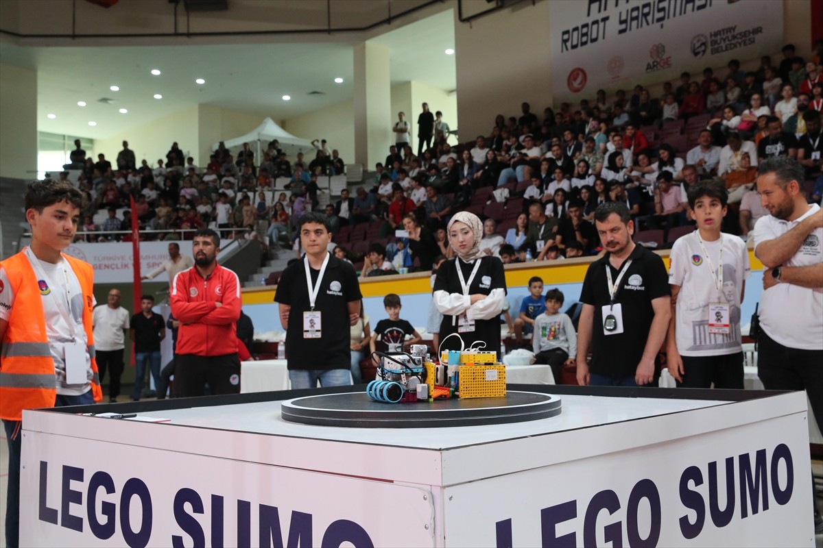 Hatay'da, İl Milli Eğitim Müdürlüğünce düzenlenen "Hataybot Robot Yarışması"nda dereceye giren...
