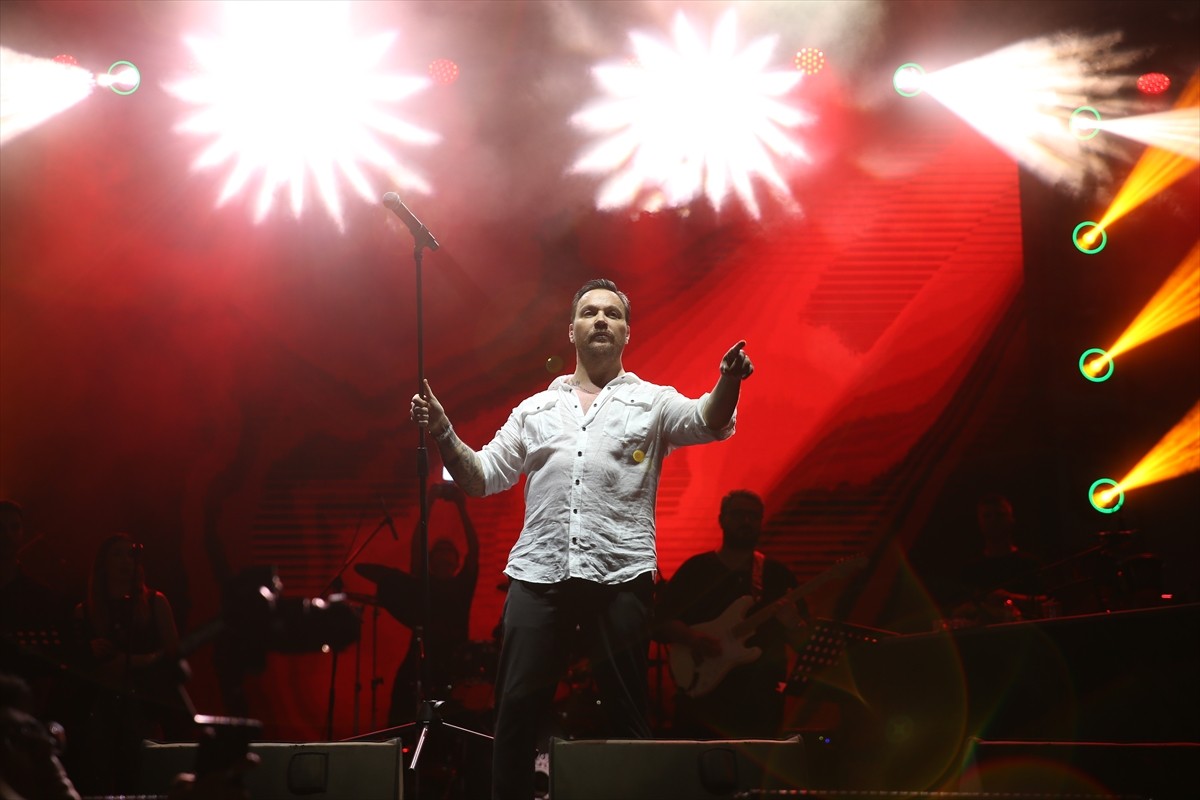 Hatay'ın İskenderun ilçesinde "Sesimiz Bir Yüreğimiz Bir Gençlik Konseri" kapsamında şarkıcı Sinan...