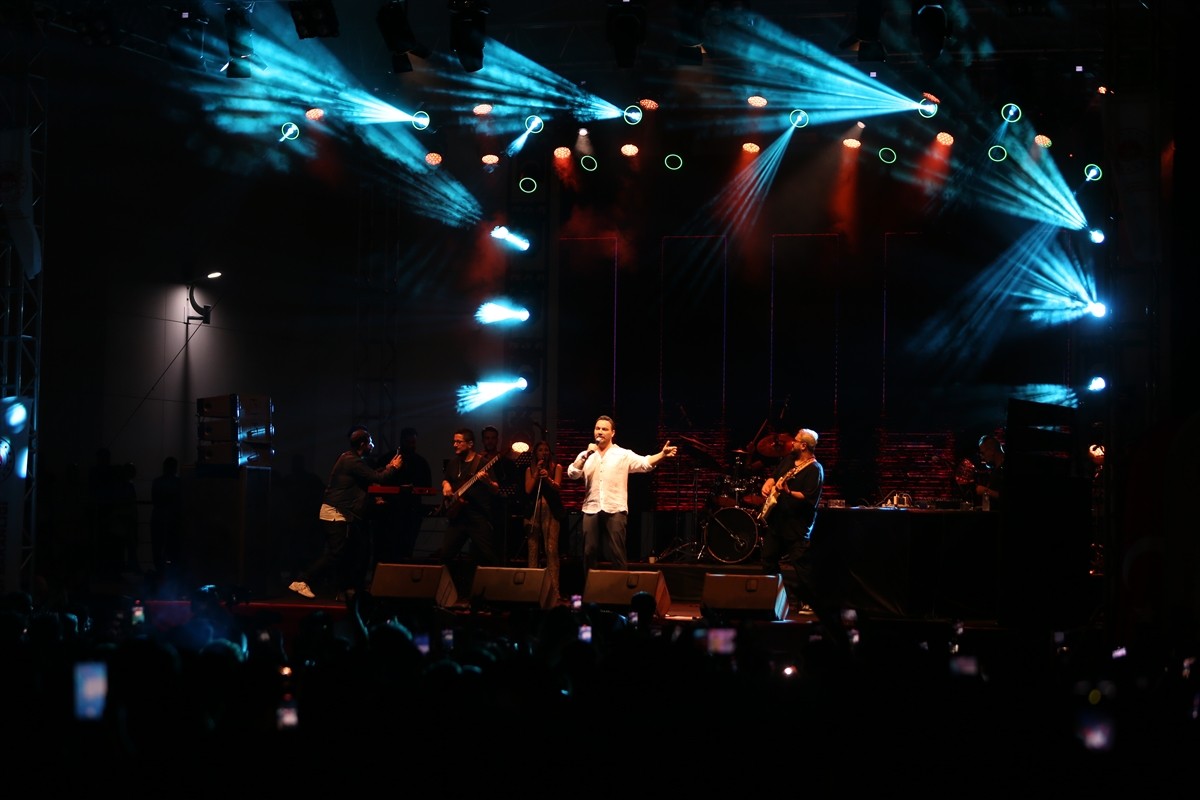 Hatay'ın İskenderun ilçesinde "Sesimiz Bir Yüreğimiz Bir Gençlik Konseri" kapsamında şarkıcı Sinan...