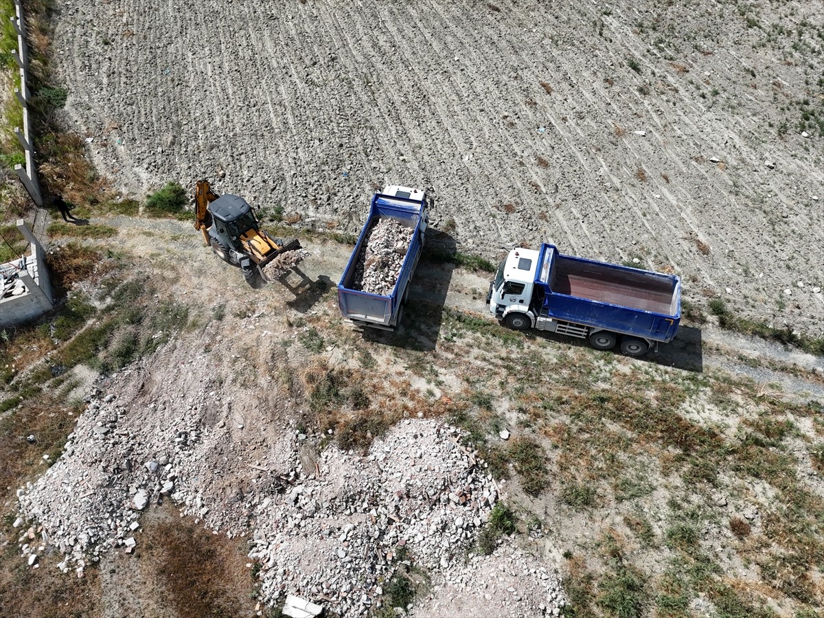 Hatay'ın Samandağ ilçesindeki Mileyha Sulak Alanı'na kaçak döküldüğü belirlenen moloz belediye...