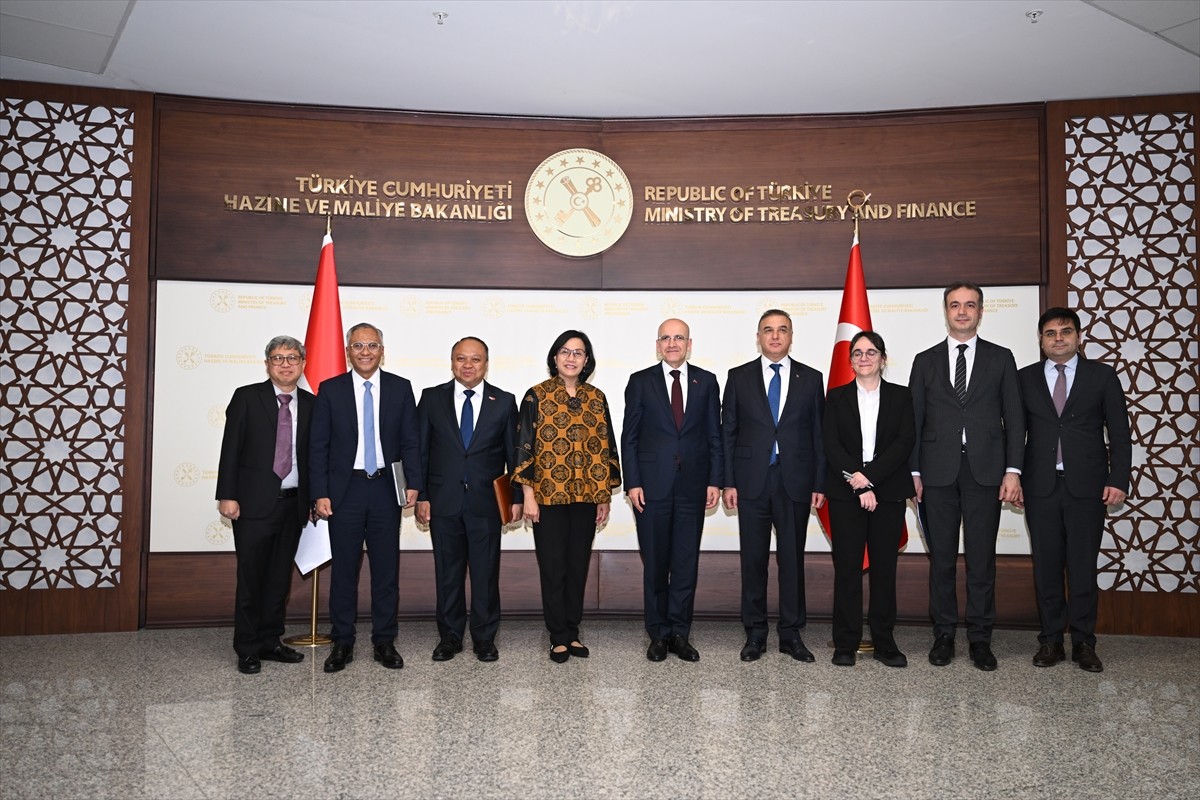 Hazine ve Maliye Bakanı Mehmet Şimşek (sağda), Endonezya Maliye Bakanı Sri Mulyani Indrawati...