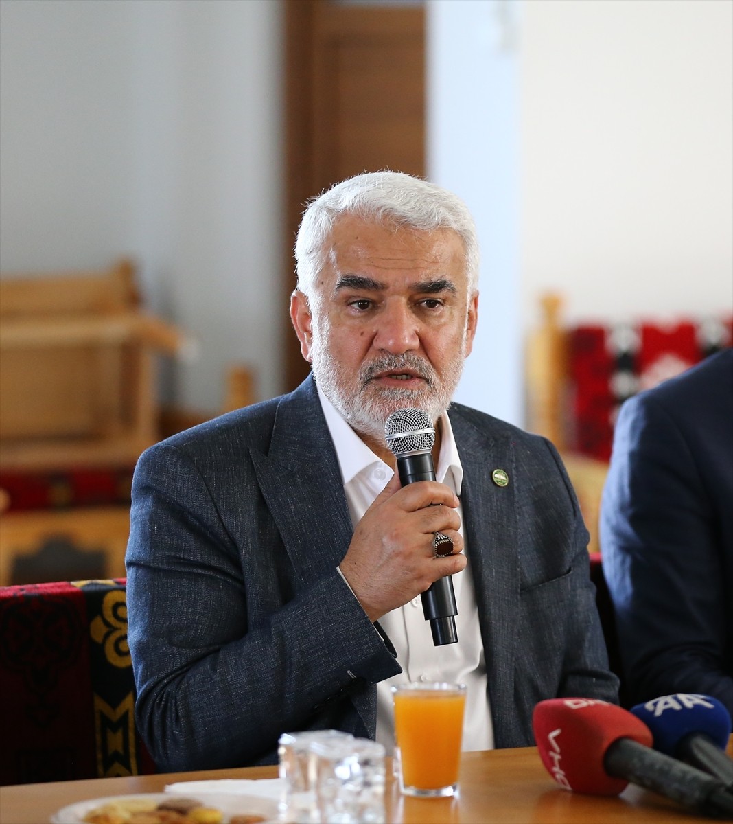 HÜDA PAR Genel Başkanı Zekeriya Yapıcıoğlu, bazı programları dolayısıyla geldiği Bingöl'de merkeze...