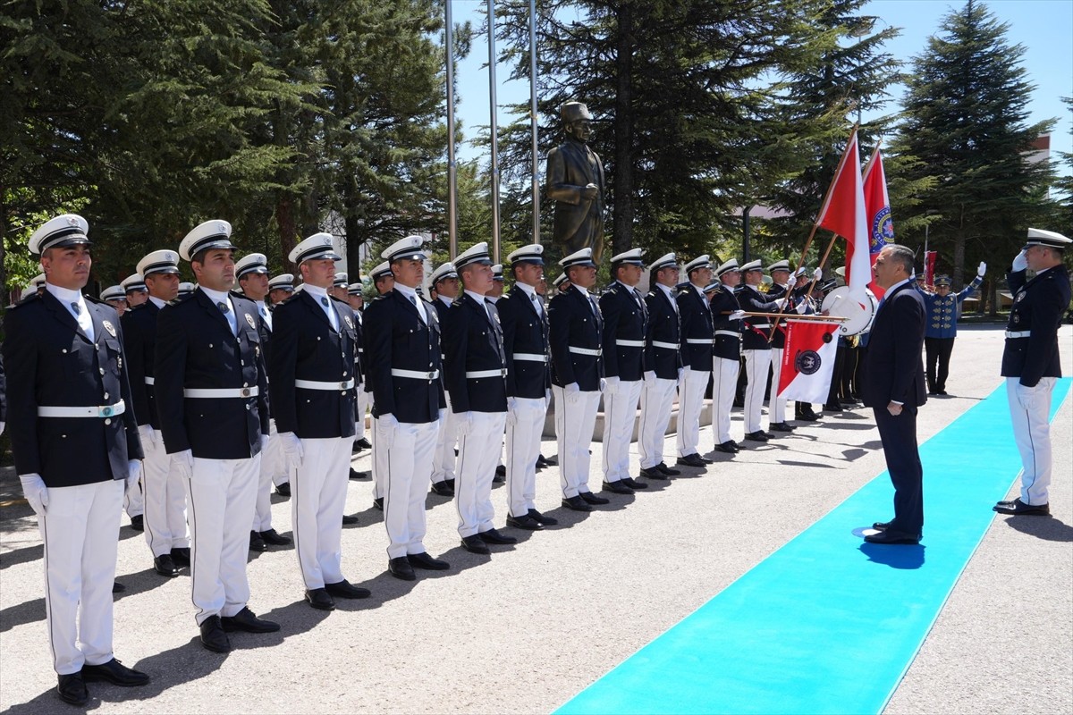 İçişleri Bakanı Ali Yerlikaya, Polis Akademisini ziyaret ederek, öğrencilerle bir araya geldi.