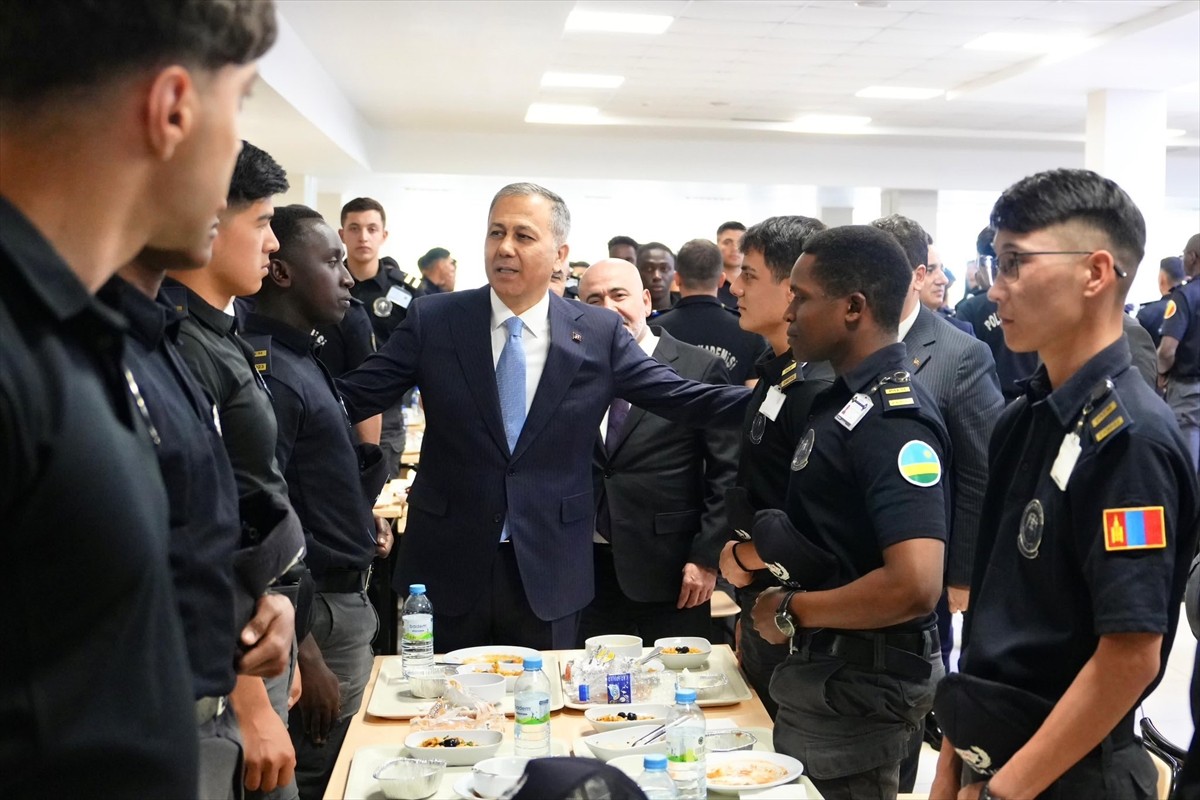 İçişleri Bakanı Ali Yerlikaya, Polis Akademisini ziyaret ederek, öğrencilerle bir araya geldi.