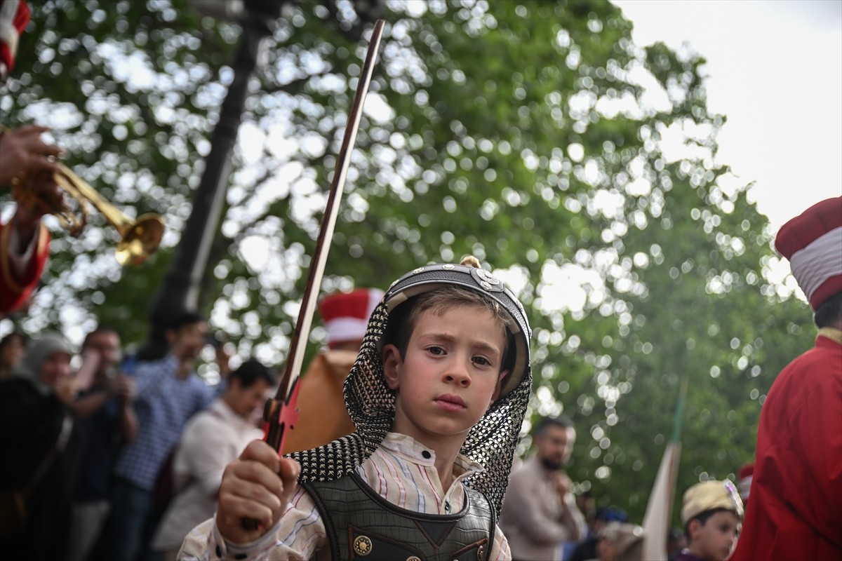 İlim Yayma Cemiyeti Ankara Şubesi, İstanbul'un fethinin 572'nci yıl dönümü dolayısıyla çocukların...