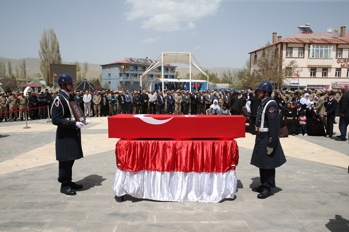 Irak'ın kuzeyindeki harekat bölgesinden dönüşü sırasında geçirdiği kalp krizi sonucu şehit olan 39...