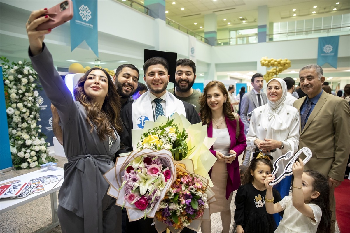 Irak’ın Erbil kentindeki Uluslararası Maarif Erbil Okullarında lise öğrencilerinin mezuniyet...