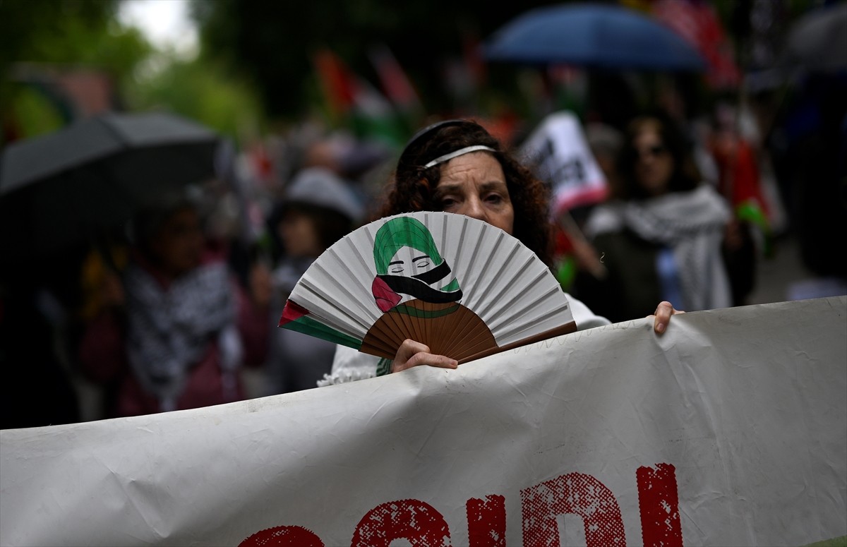 İspanya'nın başkenti Madrid'de toplanan binlerce İspanyol, Gazze'deki soykırıma karşı yürüyerek...