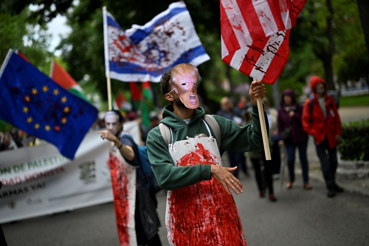 İspanya'nın başkenti Madrid'de toplanan binlerce İspanyol, Gazze'deki soykırıma karşı yürüyerek...