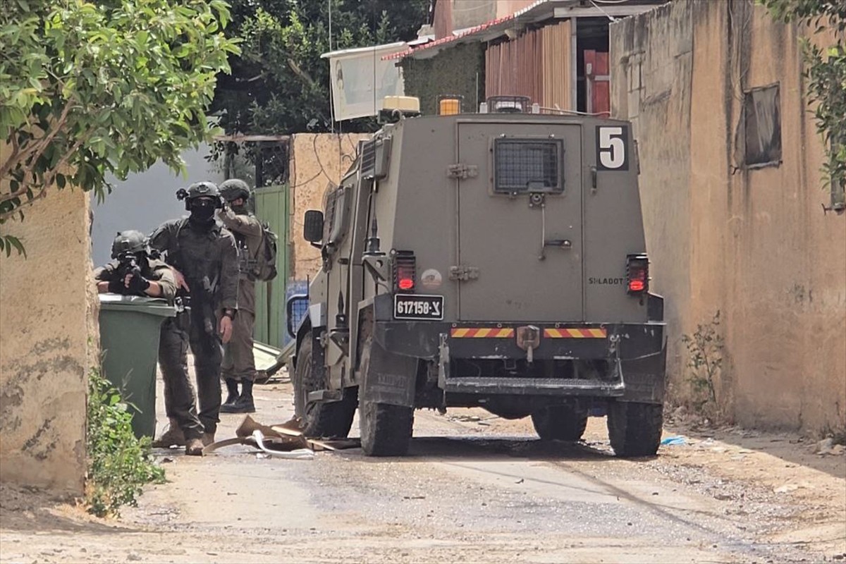 İsrail ordusu, işgal altındaki Batı Şeria'da düzenlediği baskında bombaladığı evde 4 Filistinli...