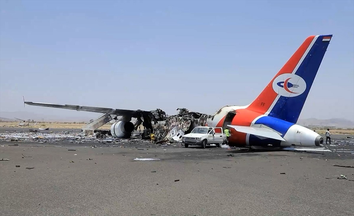 İsrail ordusuna ait savaş uçakları, Yemen'in başkenti Sana'da yer alan havalimanına hava saldırısı...