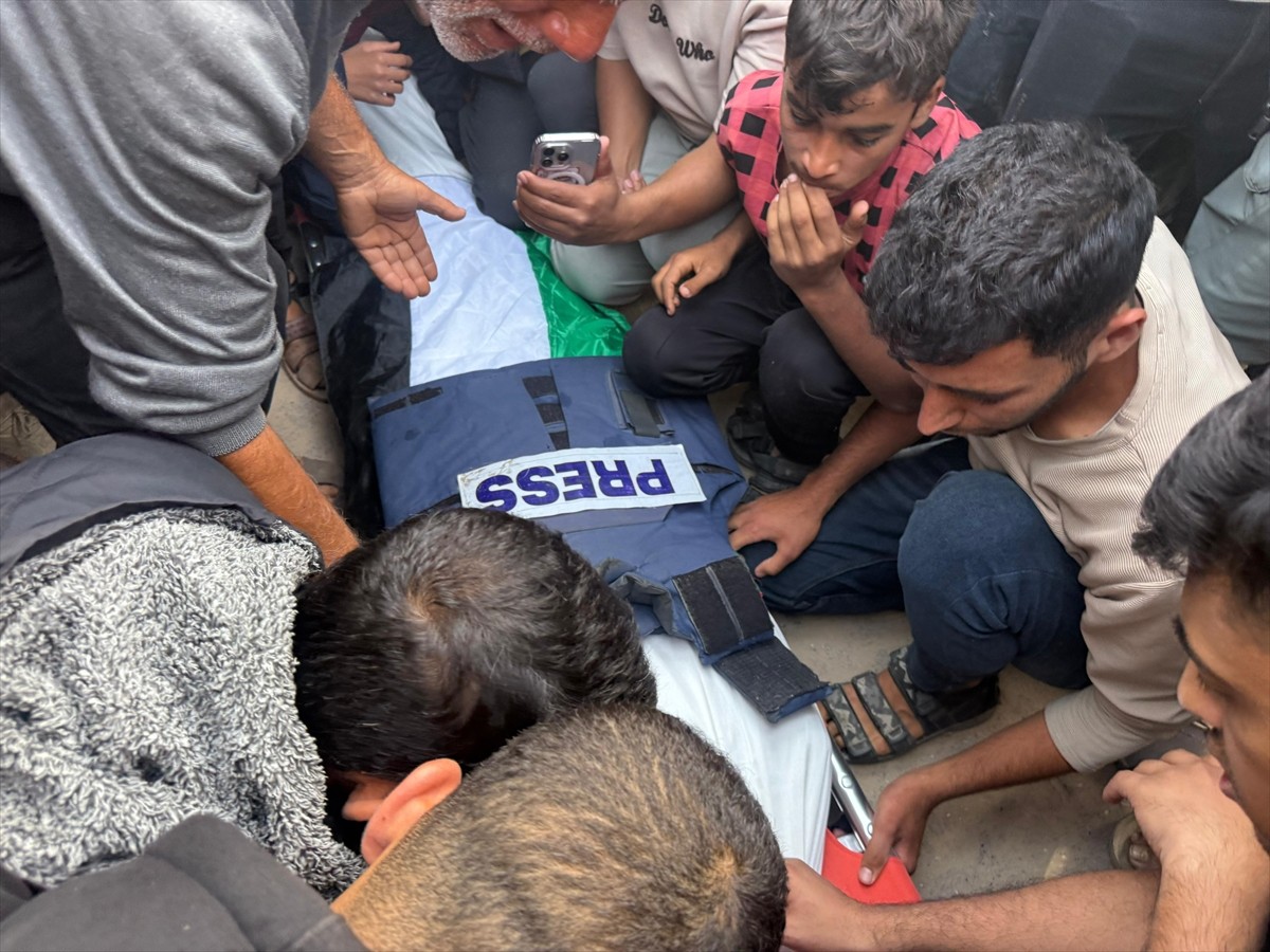 İsrail ordusunun, Gazze Şeridi'nin güneyindeki Han Yunus kentinde bulunan Nasır Hastanesi'ne...