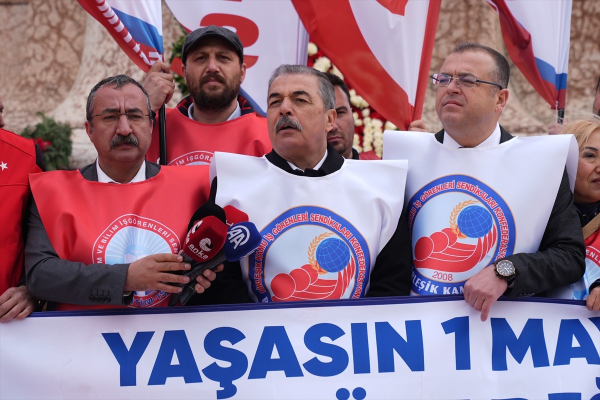 İstanbul'da 1 Mayıs Emek ve Dayanışma Günü dolayısıyla TÜRK-İŞ üyeleri, Taksim Cumhuriyet Anıtı'na...
