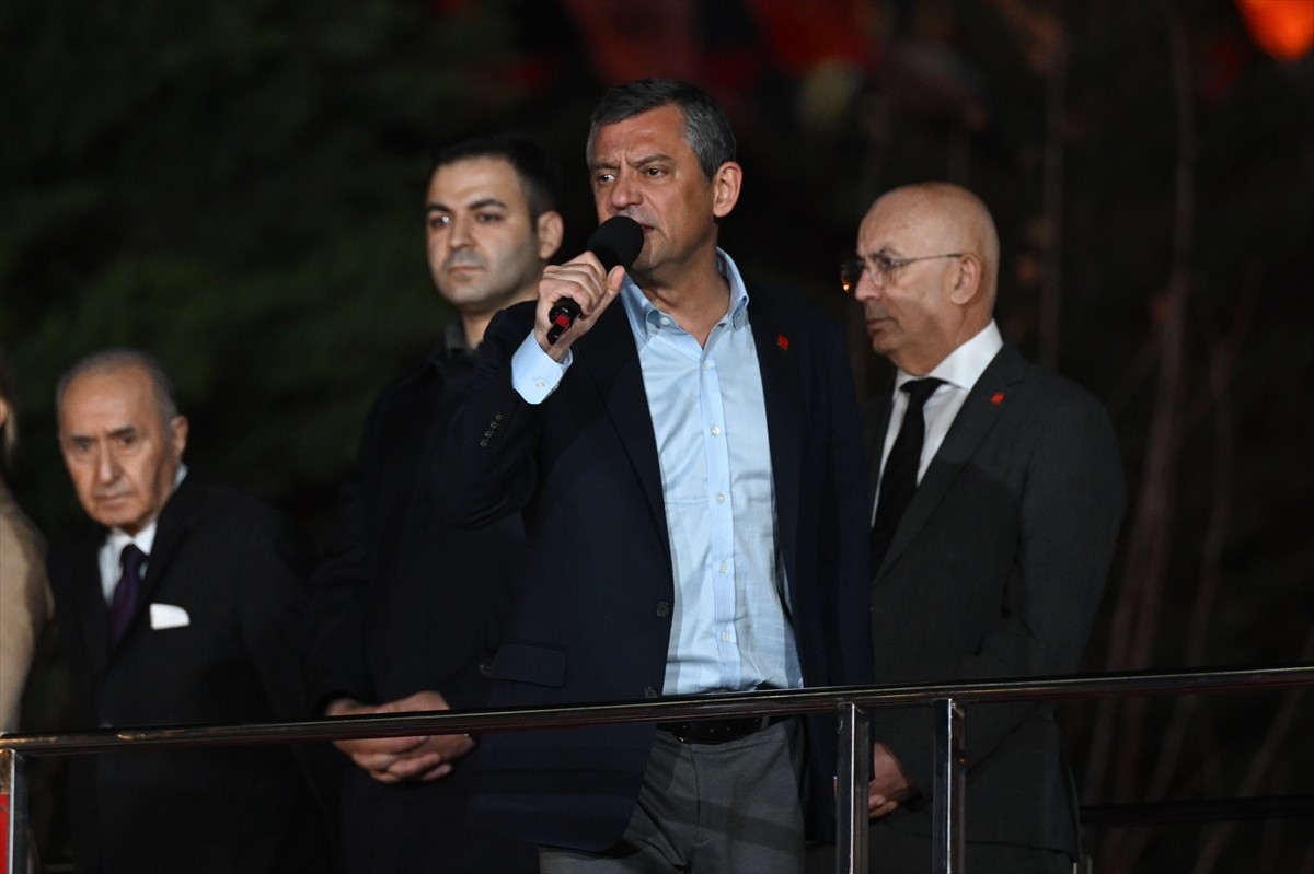 İstanbul'da uğradığı yumruklu saldırının ardından Ankara'ya gelen CHP Genel Başkanı Özgür Özel...