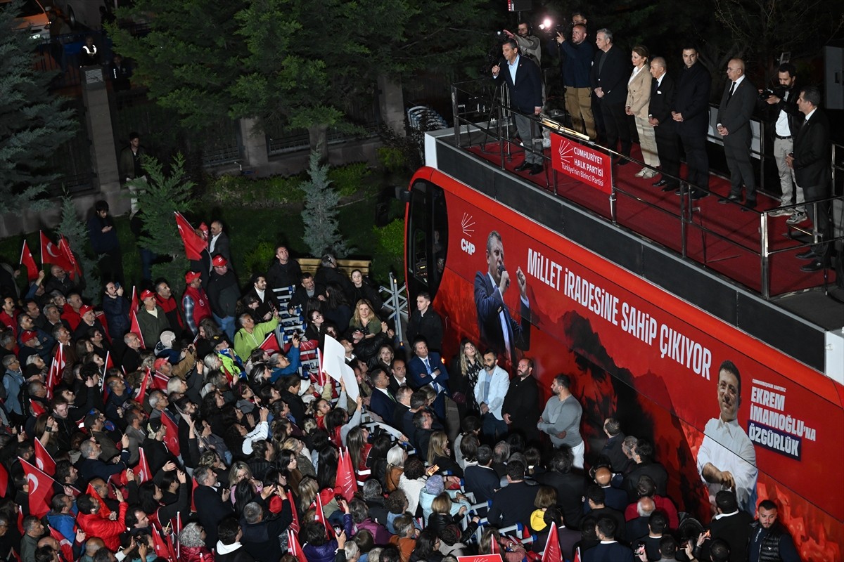 İstanbul'da uğradığı yumruklu saldırının ardından Ankara'ya gelen CHP Genel Başkanı Özgür Özel...