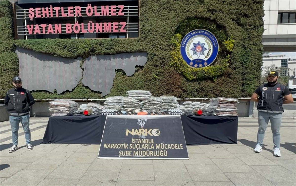 İstanbul'da uyuşturucu satıcılarına yönelik düzenlenen Narkokapan-İstanbul 2 operasyonunda...