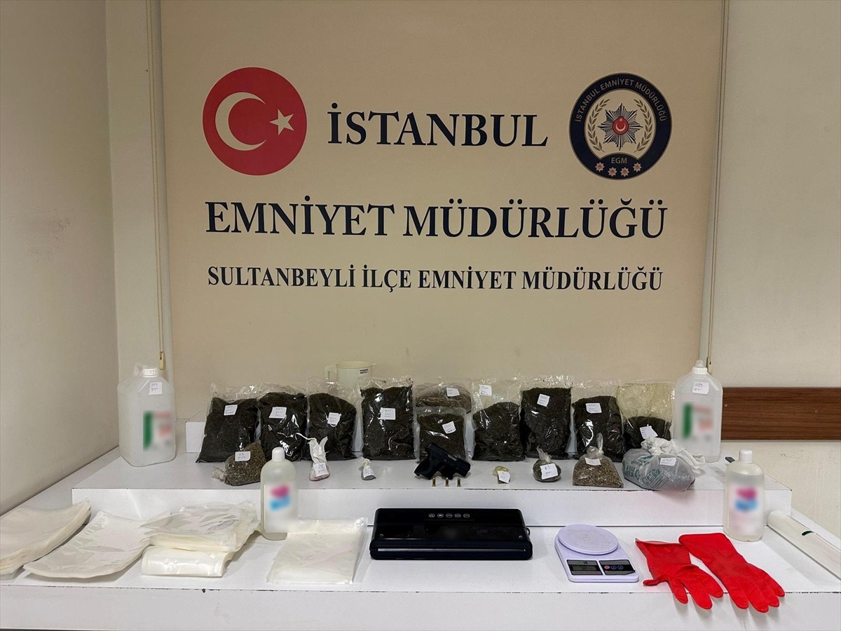 İstanbul Emniyet Müdürlüğü ekipleri, Battalgazi Mahallesi'ndeki bir apartman dairesinde uyuşturucu...