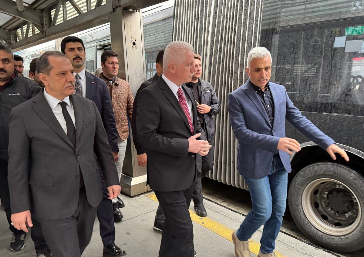 İstanbul Valisi Davut Gül, Beylikdüzü istikametinde, Haramidere Sanayi Durağı'nda yolcu alan bir...