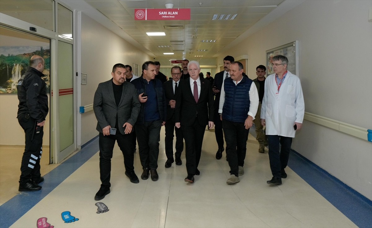 İstanbul Valisi Davut Gül (ortada), Beylikdüzü'ndeki metrobüs kazasında yaralananları tedavi...