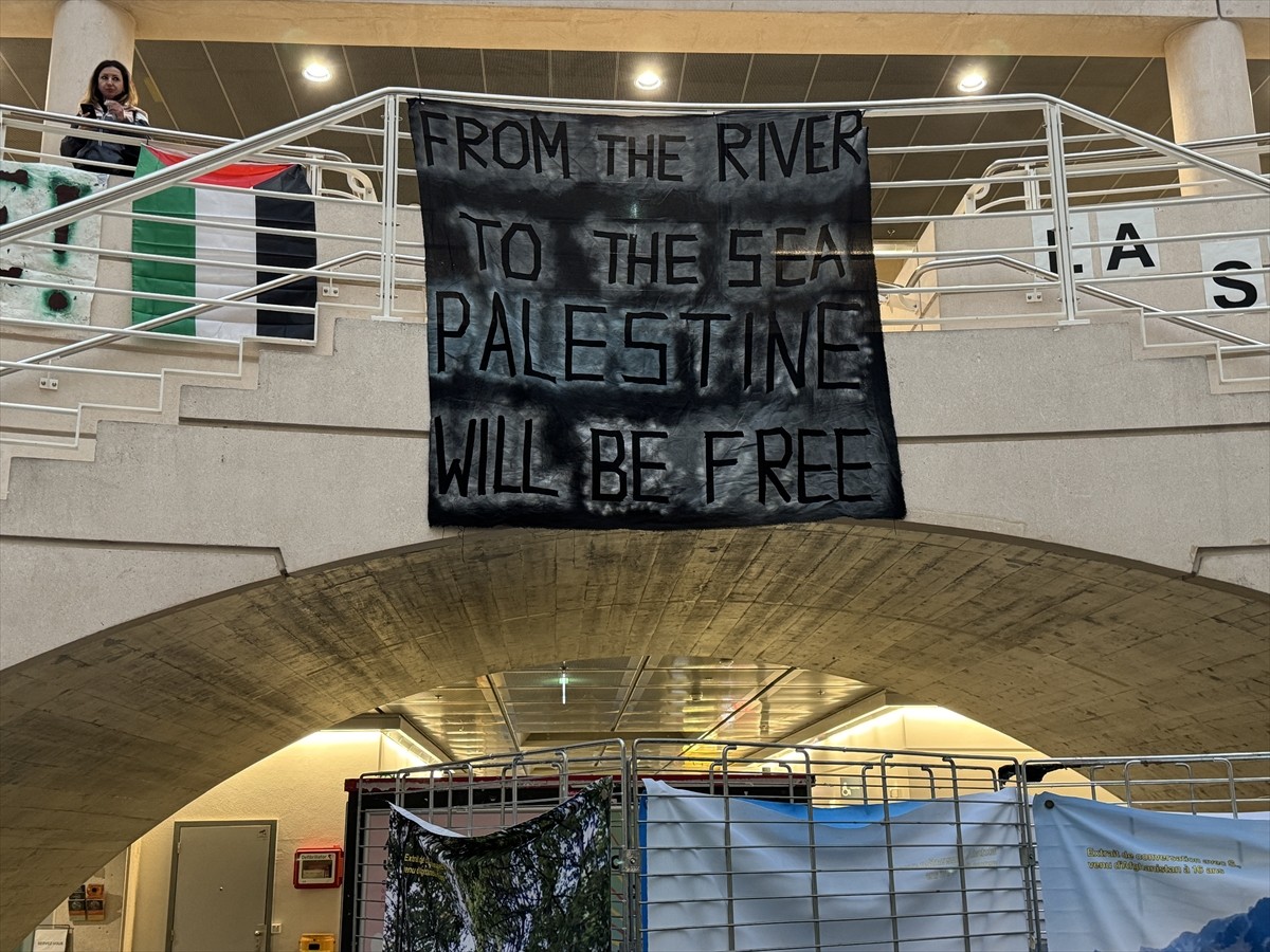 İsviçre'de Cenevre Üniversitesi öğrencileri, İsrail'in Filistin'e yönelik devam eden saldırıları...