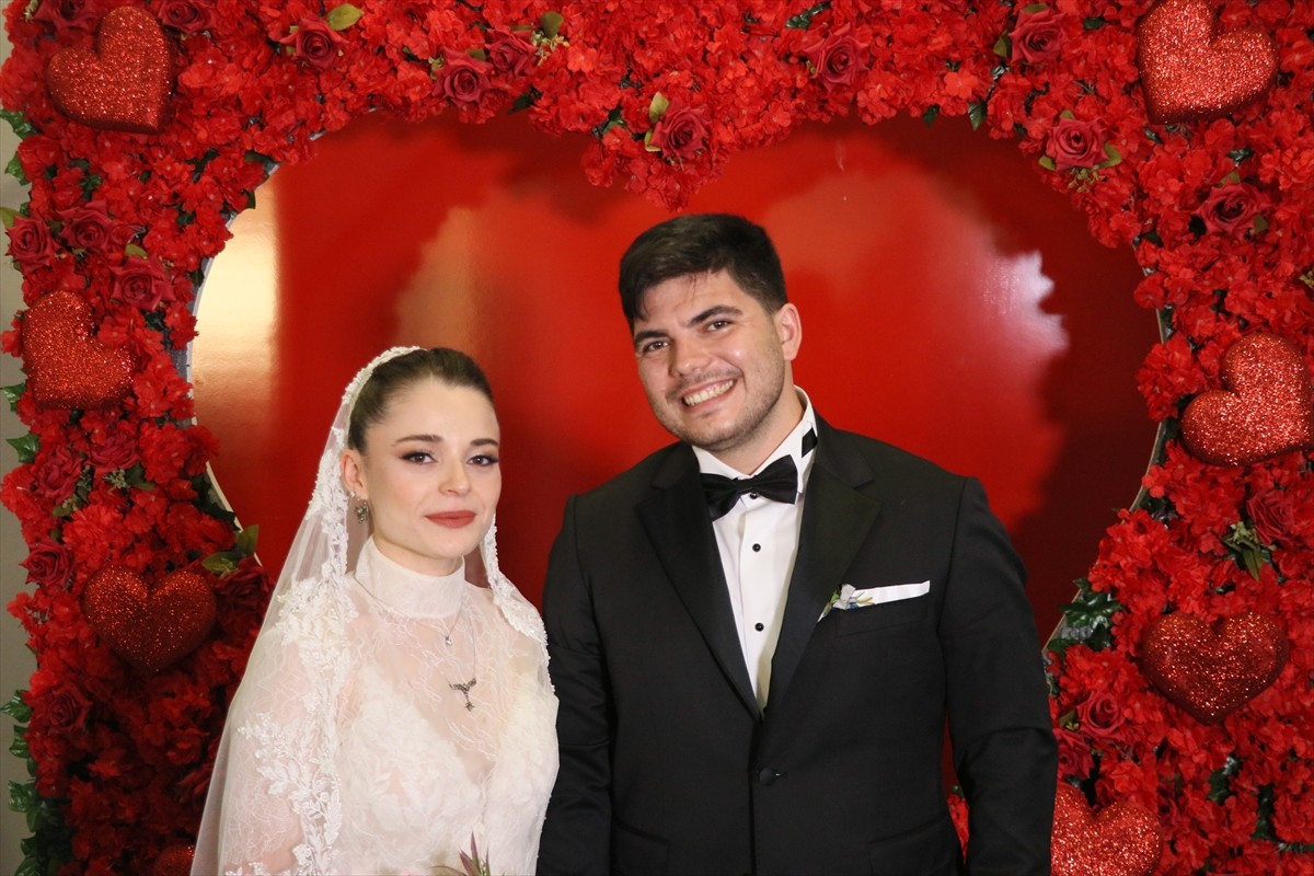 İzmir'de çok sayıda çiftin nikah günü olarak 25 Mayıs 2025'i tercih etmesi, nikah dairelerinde...