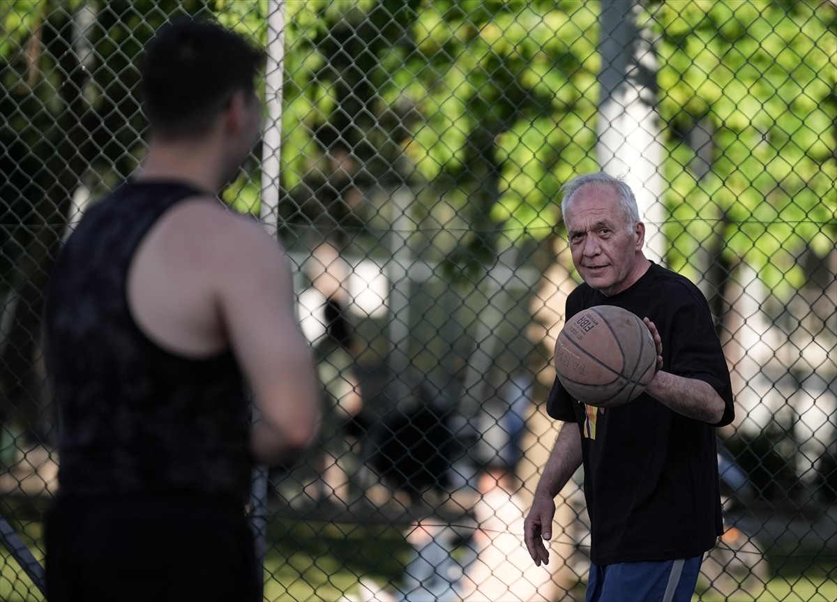 İzmir'de, emekli olduktan sonra spora daha fazla zaman ayıran 60 yaşındaki İsmet Güllüyurt ile 58...
