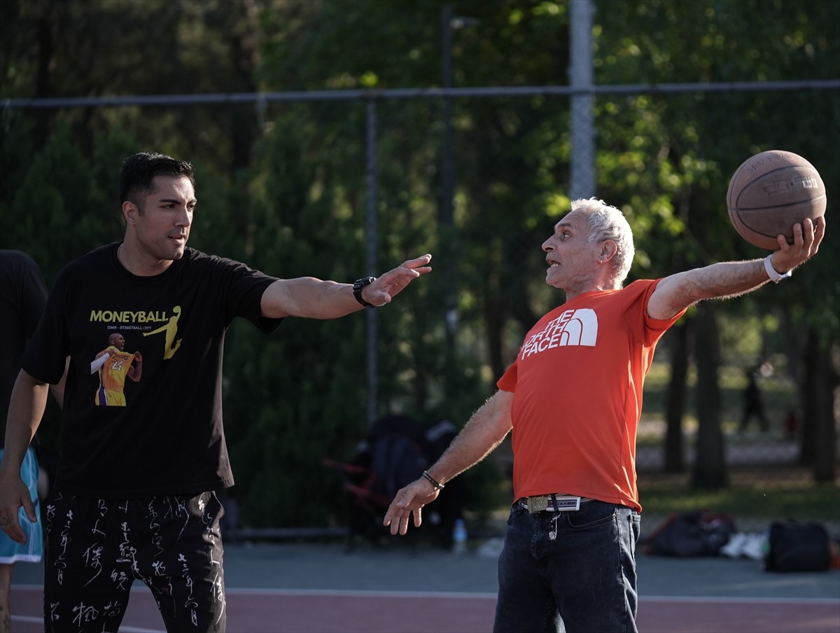 İzmir'de, emekli olduktan sonra spora daha fazla zaman ayıran 60 yaşındaki İsmet Güllüyurt ile 58...