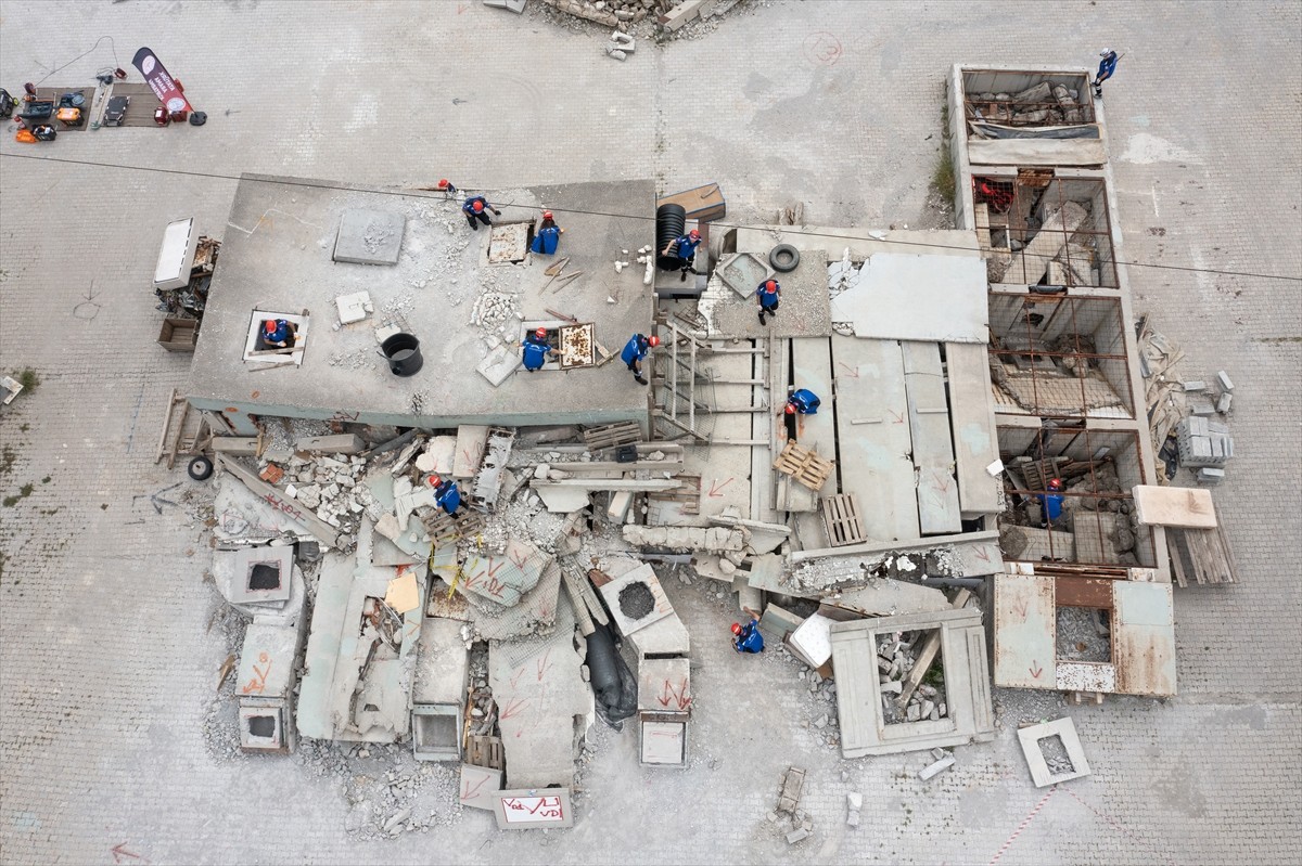 İzmir'de hastane çalışanlarından oluşan Atatürk Arama ve Kurtarma Ekibi, olası afetlerde...