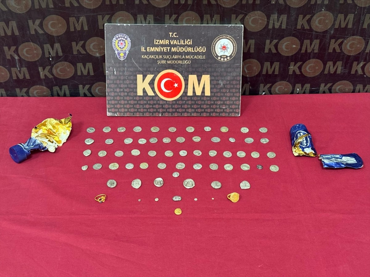 İzmir'de havalimanında bazıları diş macunu ve tıraş kremi tüplerine gizlenmiş 130 sikke, 32 obje...