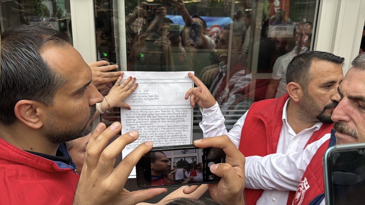 İzmir'de toplu iş sözleşmelerindeki anlaşmazlık nedeniyle Büyükşehir Belediyesi işçileri binaya...