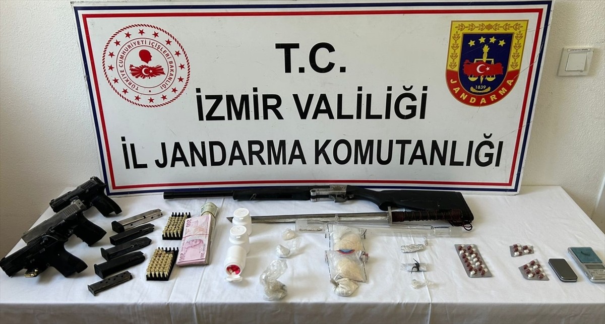 İzmir'de uyuşturucu operasyonlarında gözaltına alınan 16 şüpheliden 7'si tutuklandı. Aramalarda 3...