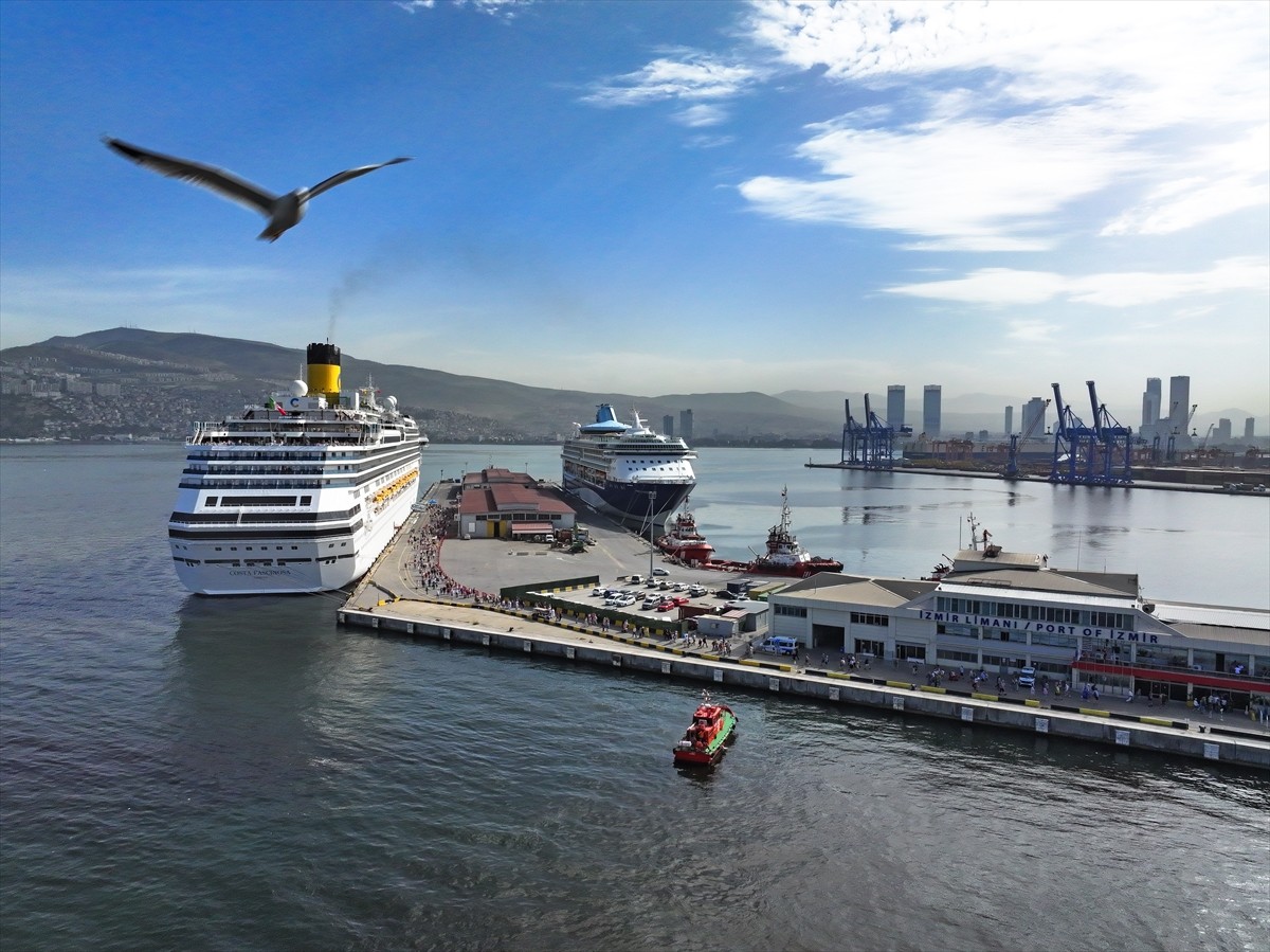 İzmir'e "Costa Fascinosa" ile "Marella Discovery 2" adlı kruvaziyerler 4 bin 540 turist getirdi....