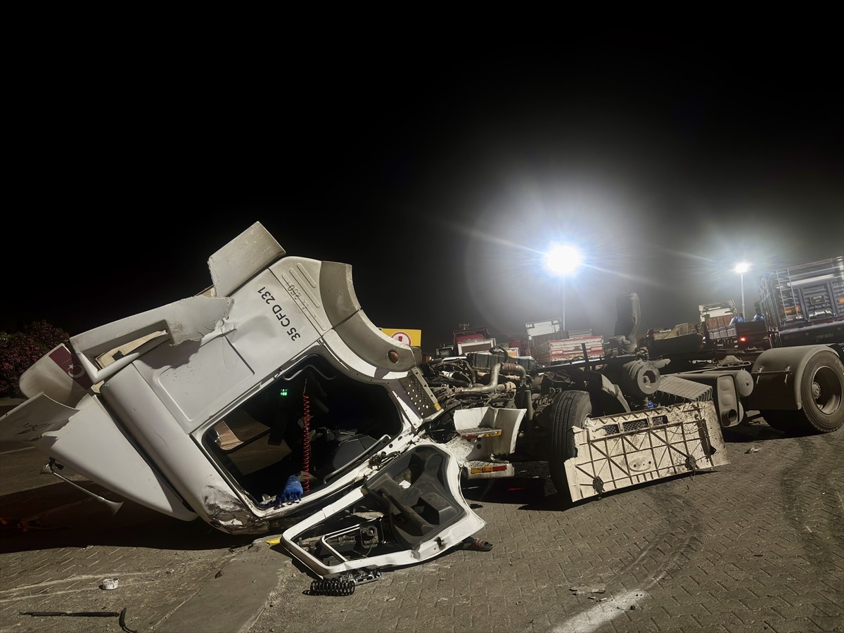 İzmir'in Aliağa ilçesinde tırın bariyere çarpması sonucu 2 kişi yaralandı.